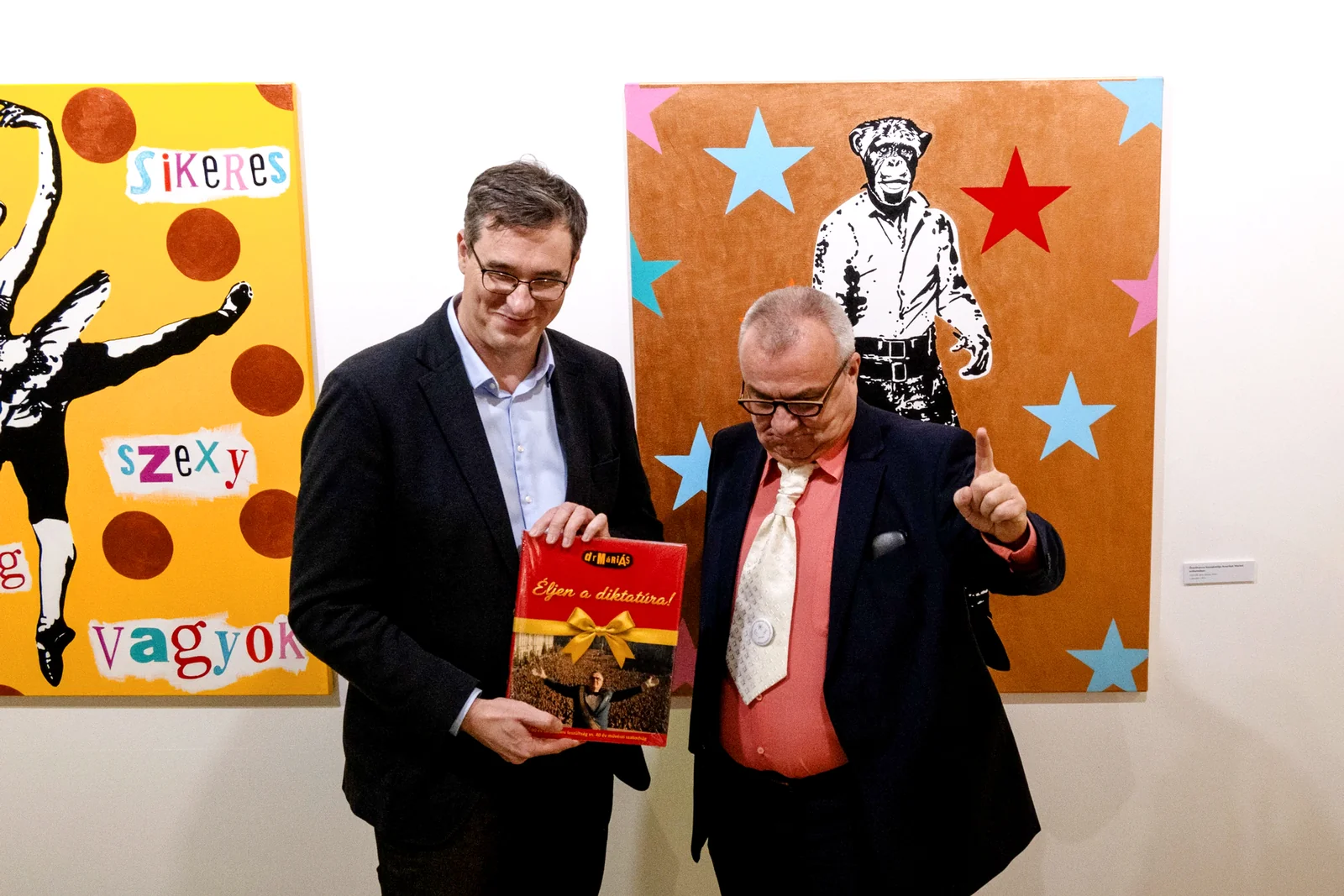 drMáriás: Éljen a diktatúra! – az eredeti kiállításoldal borítóképe
